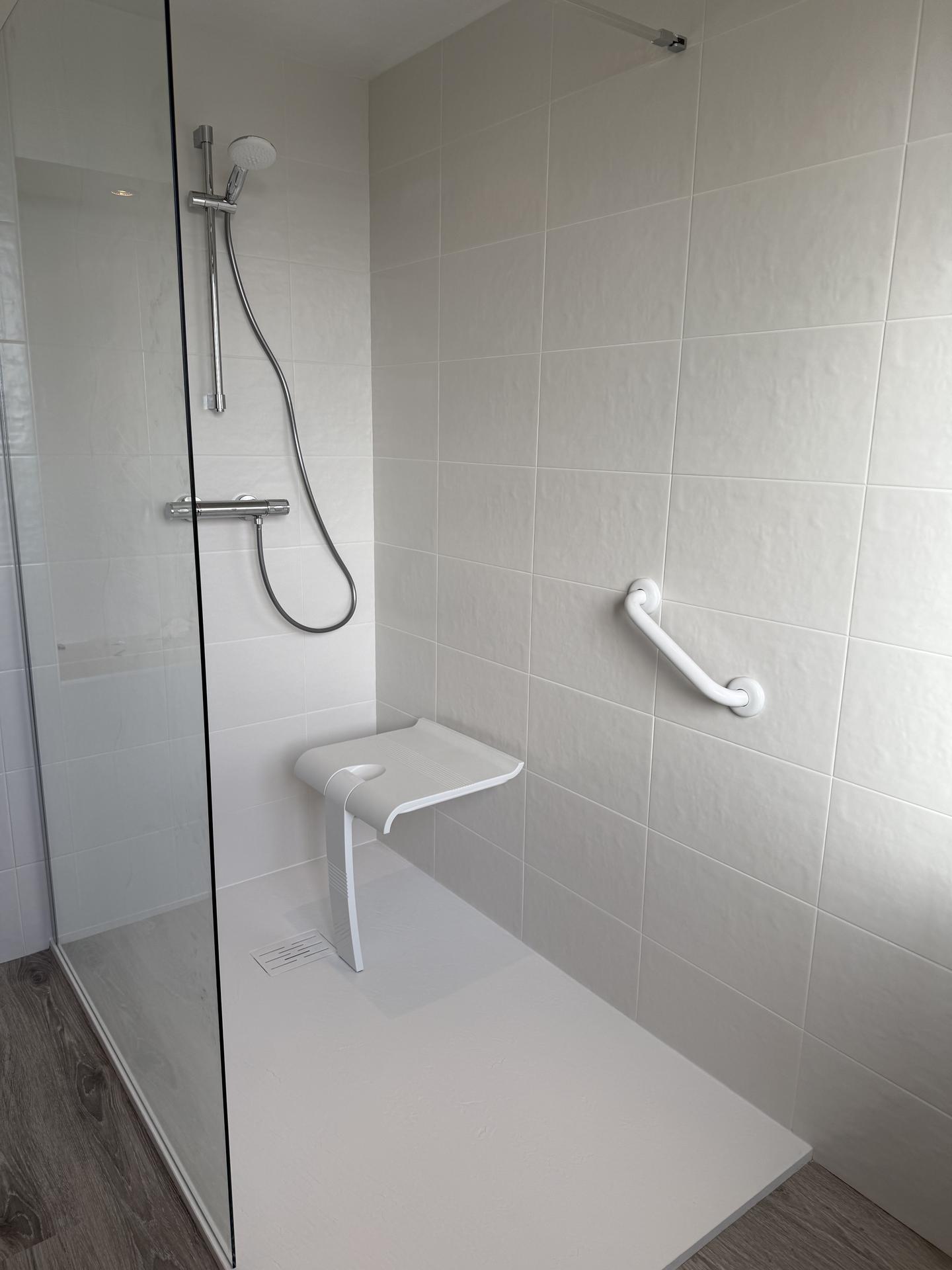 Douche PMR accessible salle de bain adaptée