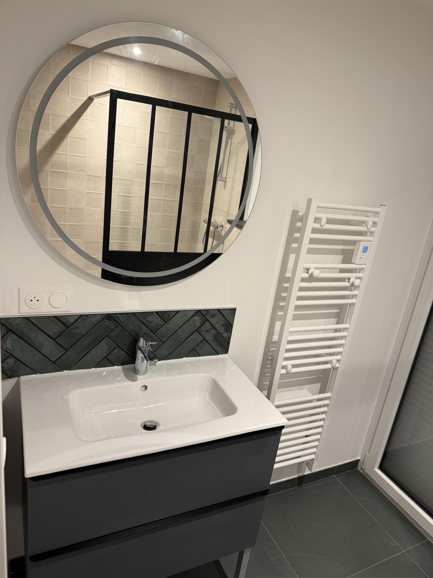 Vasque miroir rond salle de bain contemporaine
